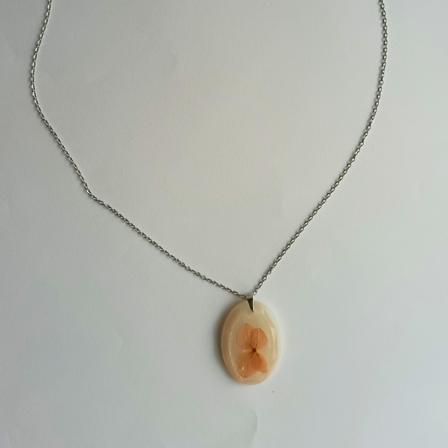 Collier pendentif résine fleur séchée nacré - Ovale mica nacré botanique - Bijou artisanal unique fait main