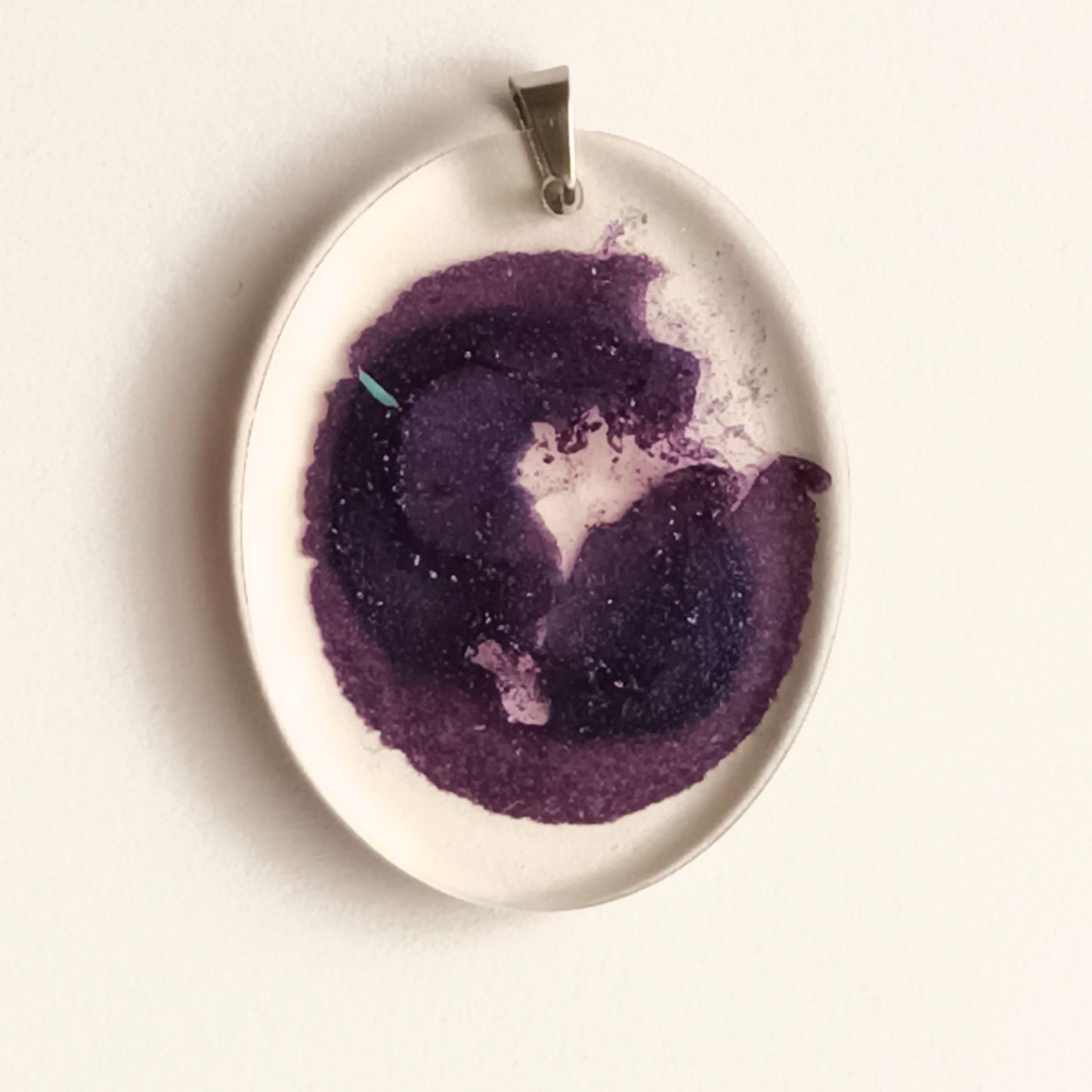 Pendentif résine violet pailleté transparent - Ovale géode améthyste sans chaîne - Bijou artisanal unique fait main