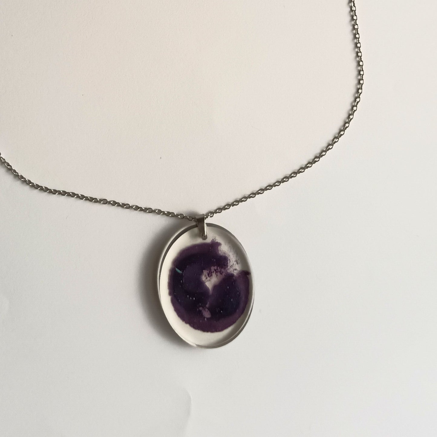 Pendentif résine violet pailleté transparent - Ovale géode améthyste sans chaîne - Bijou artisanal unique fait main