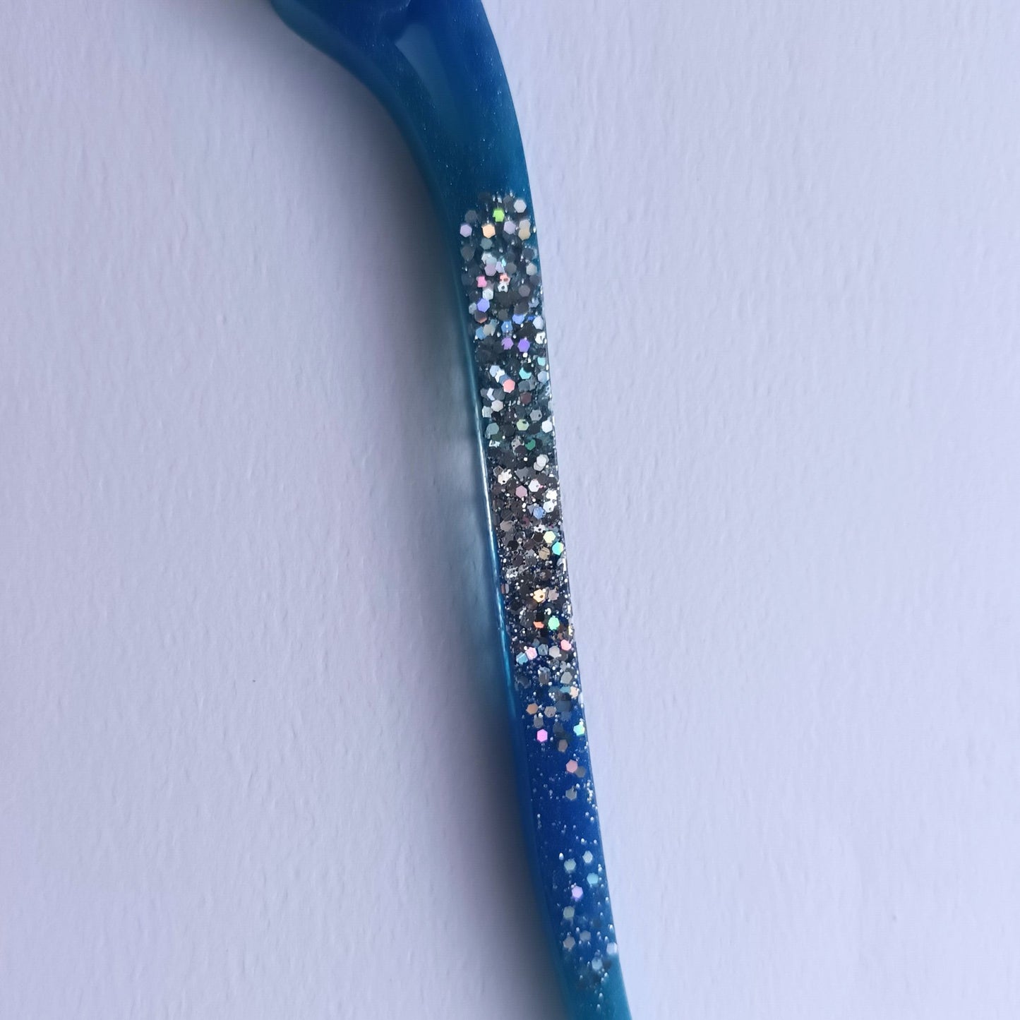 Bâton/Pic à Cheveux Vague Océan et Paillettes - Résine Fait Main