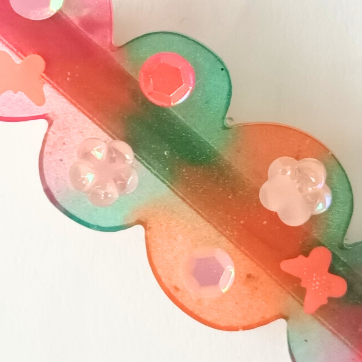 Pince à Cheveux Candy en Résine Multicolore et Inclusions Pailletées