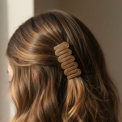 Pince cheveux résine spirale miel doré pailleté - Accessoire ondulé 6cm - Bijou artisanal unique fait main