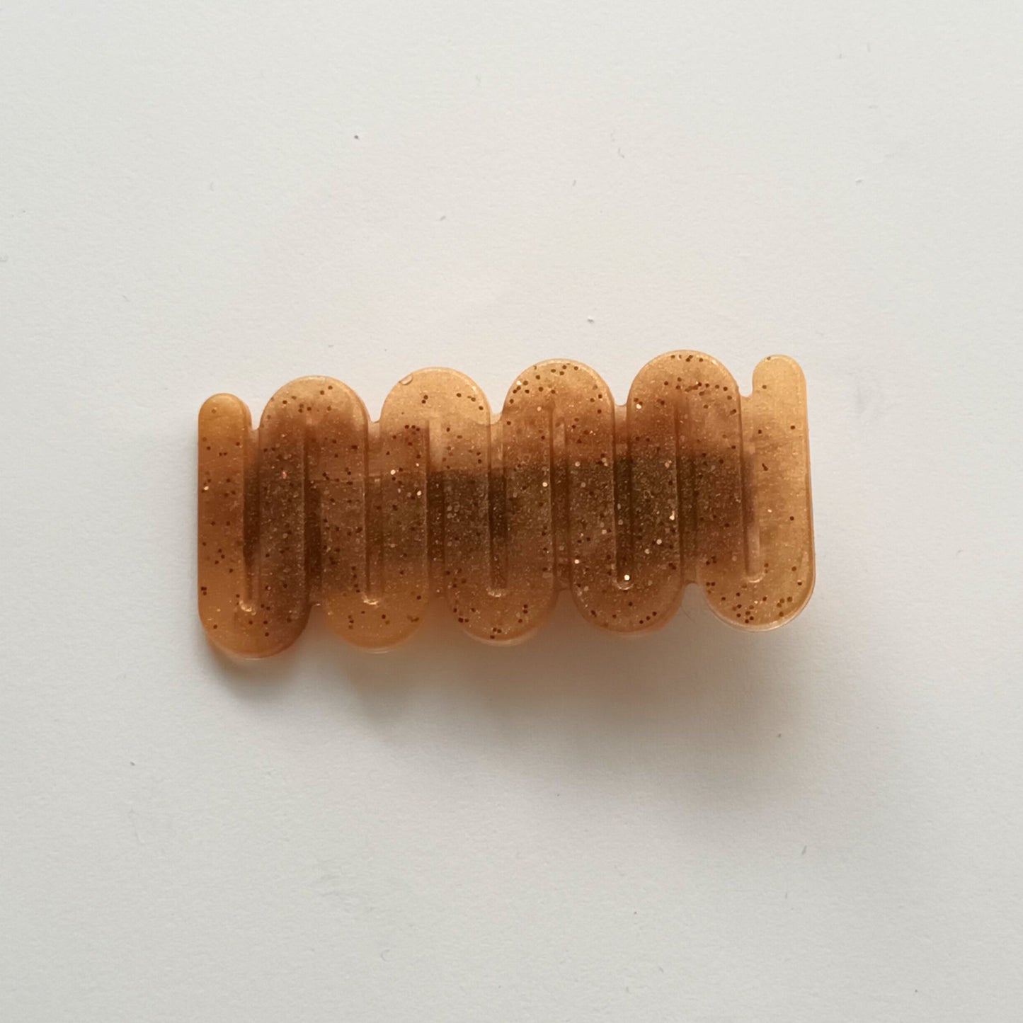 Pince cheveux résine spirale miel doré pailleté - Accessoire ondulé 6cm - Bijou artisanal unique fait main