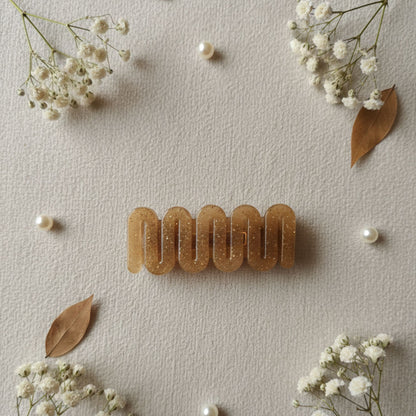 Pince cheveux résine spirale miel doré pailleté - Accessoire ondulé 6cm - Bijou artisanal unique fait main
