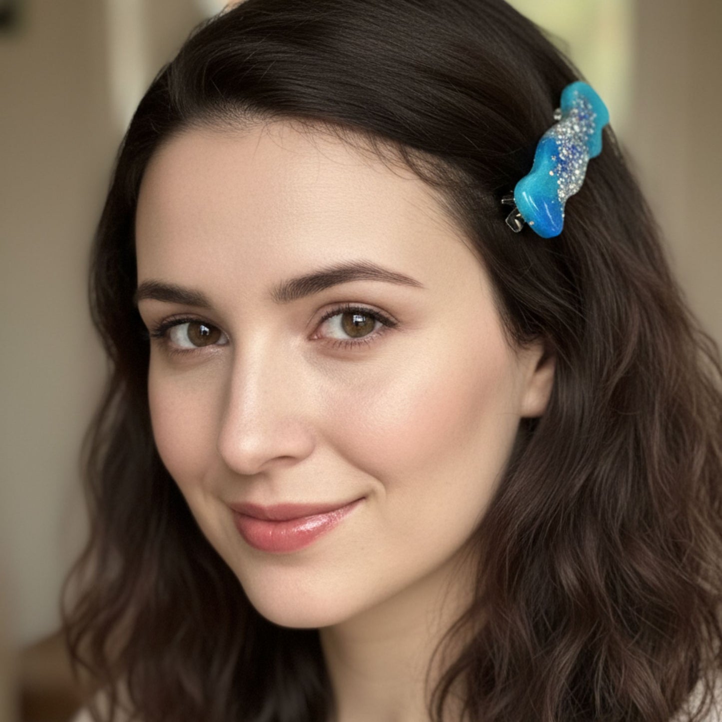 Pince à Cheveux Vague Bicolore Résine Bleu Océan et Paillettes Holographiques