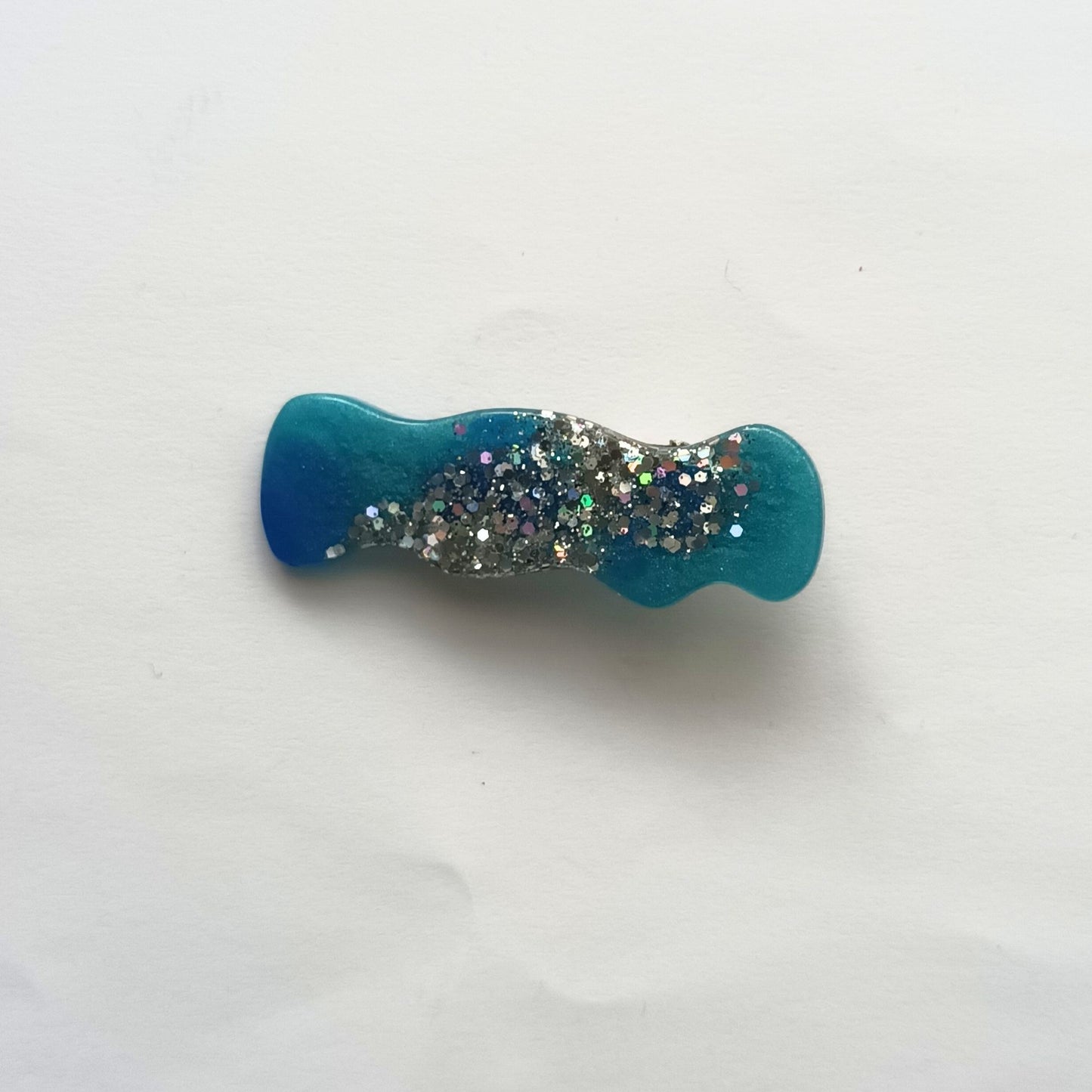 Pince à Cheveux Vague Bicolore Résine Bleu Océan et Paillettes Holographiques