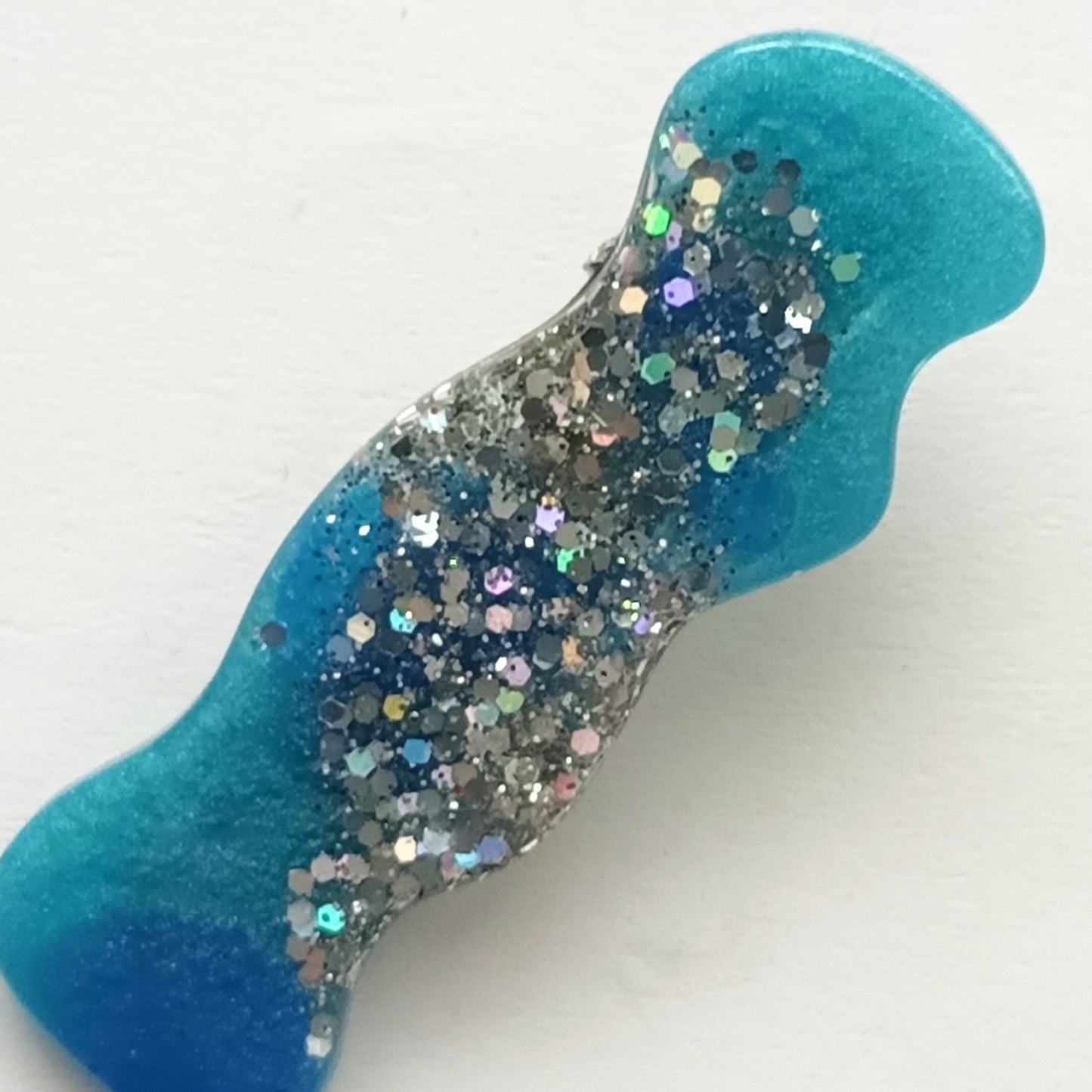 Pince à Cheveux Vague Bicolore Résine Bleu Océan et Paillettes Holographiques
