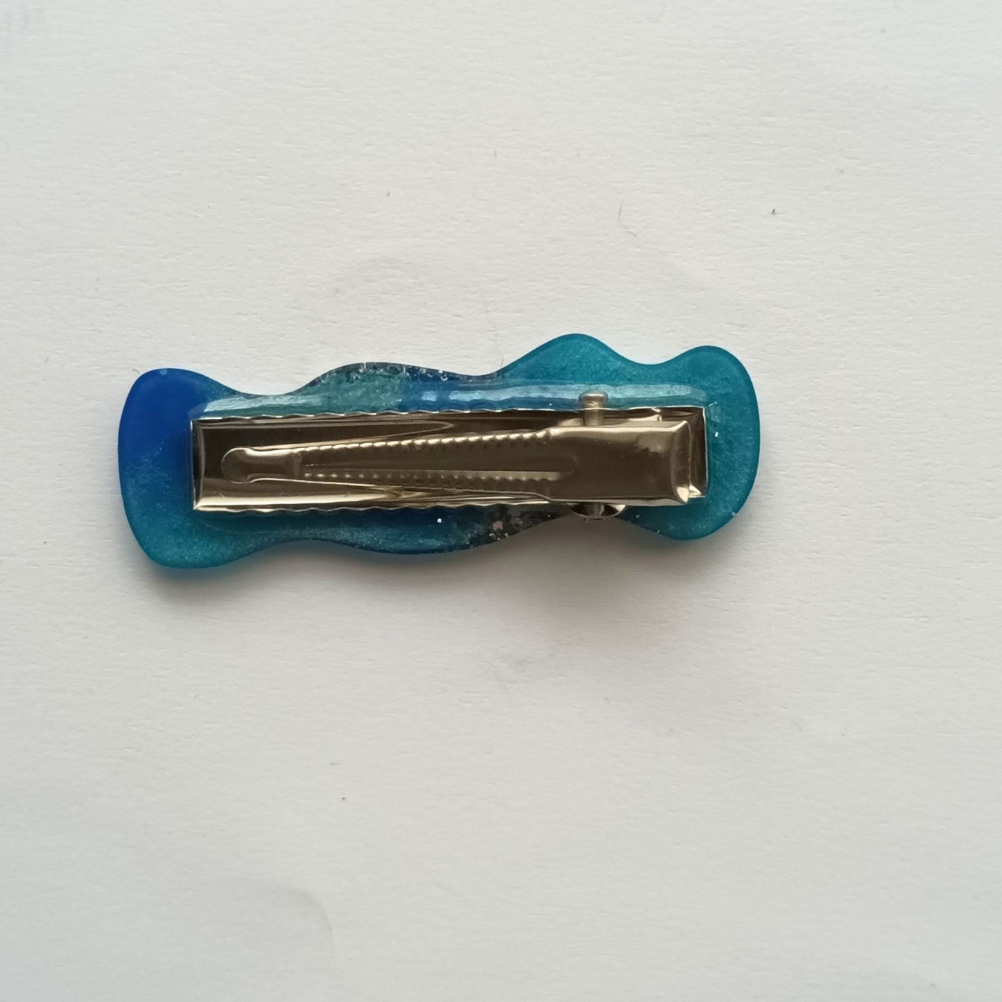 Pince à Cheveux Vague Bicolore Résine Bleu Océan et Paillettes Holographiques