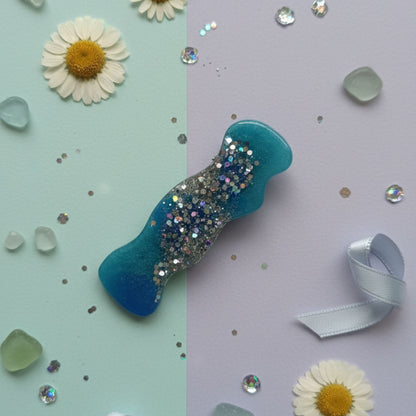 Pince à Cheveux Vague Bicolore Résine Bleu Océan et Paillettes Holographiques