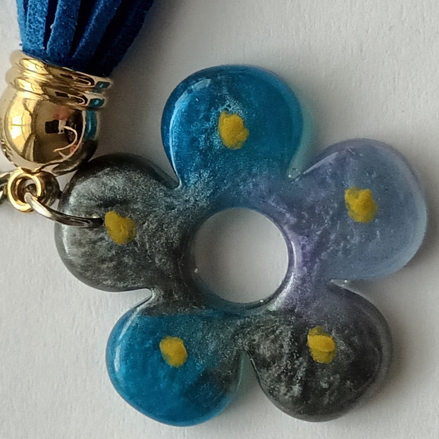 Porte-Clé Fleur Céleste en Résine Bleue et Grise - Pompom Suédine