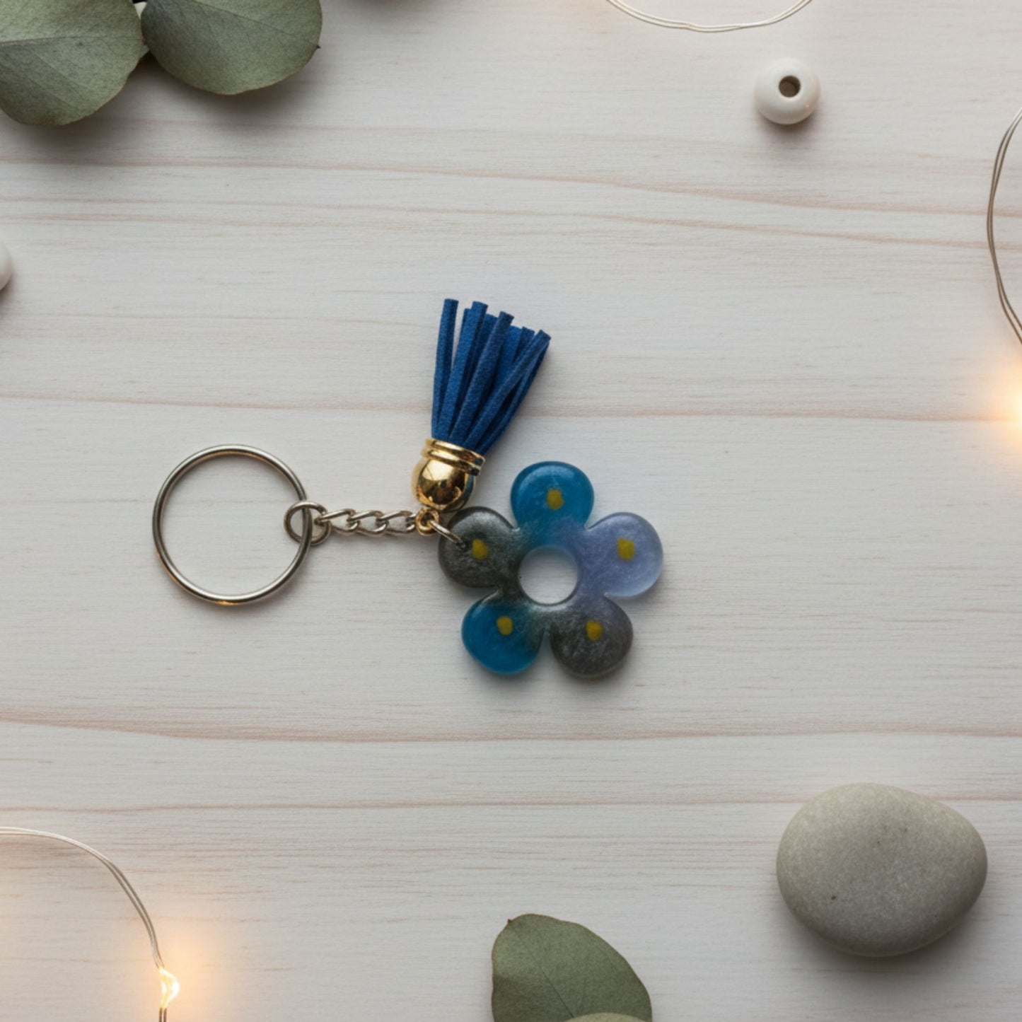 Porte-Clé Fleur Céleste en Résine Bleue et Grise - Pompom Suédine