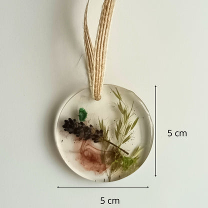 Suspension déco résine fleurs séchées nature - Rond transparent botanique 5cm - Décoration artisanale unique fait main