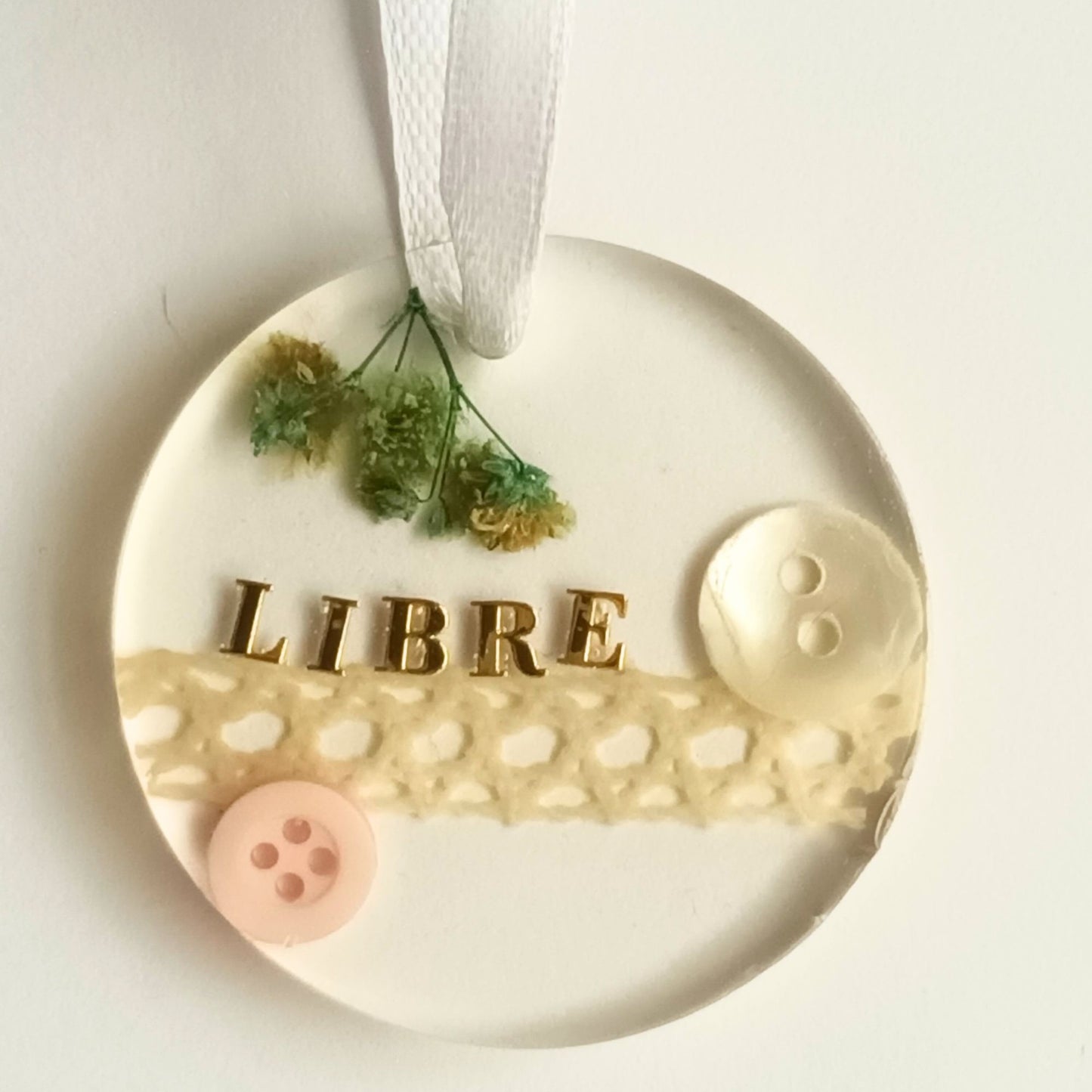 Suspension déco résine message positif boutons dentelle - Rond blanc minimaliste 5cm - Décoration artisanale unique fait main