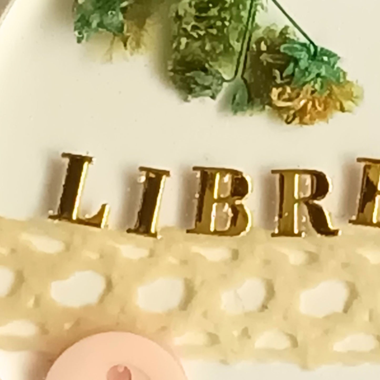 Suspension déco résine message positif boutons dentelle - Rond blanc minimaliste 5cm - Décoration artisanale unique fait main