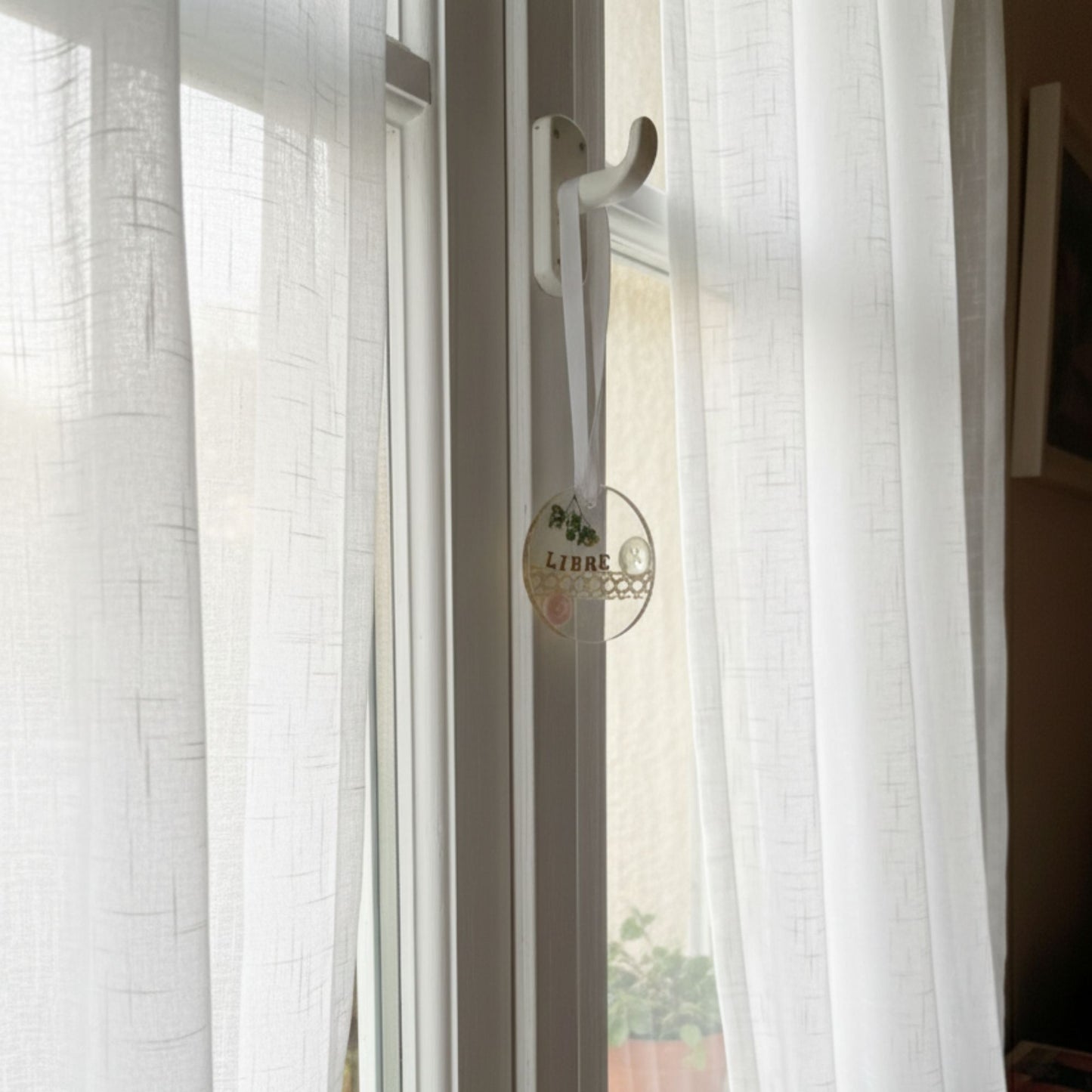 Suspension déco résine message positif boutons dentelle - Rond blanc minimaliste 5cm - Décoration artisanale unique fait main