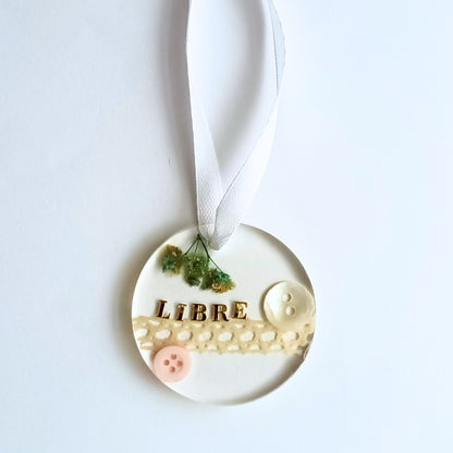 Suspension déco résine message positif boutons dentelle - Rond blanc minimaliste 5cm - Décoration artisanale unique fait main