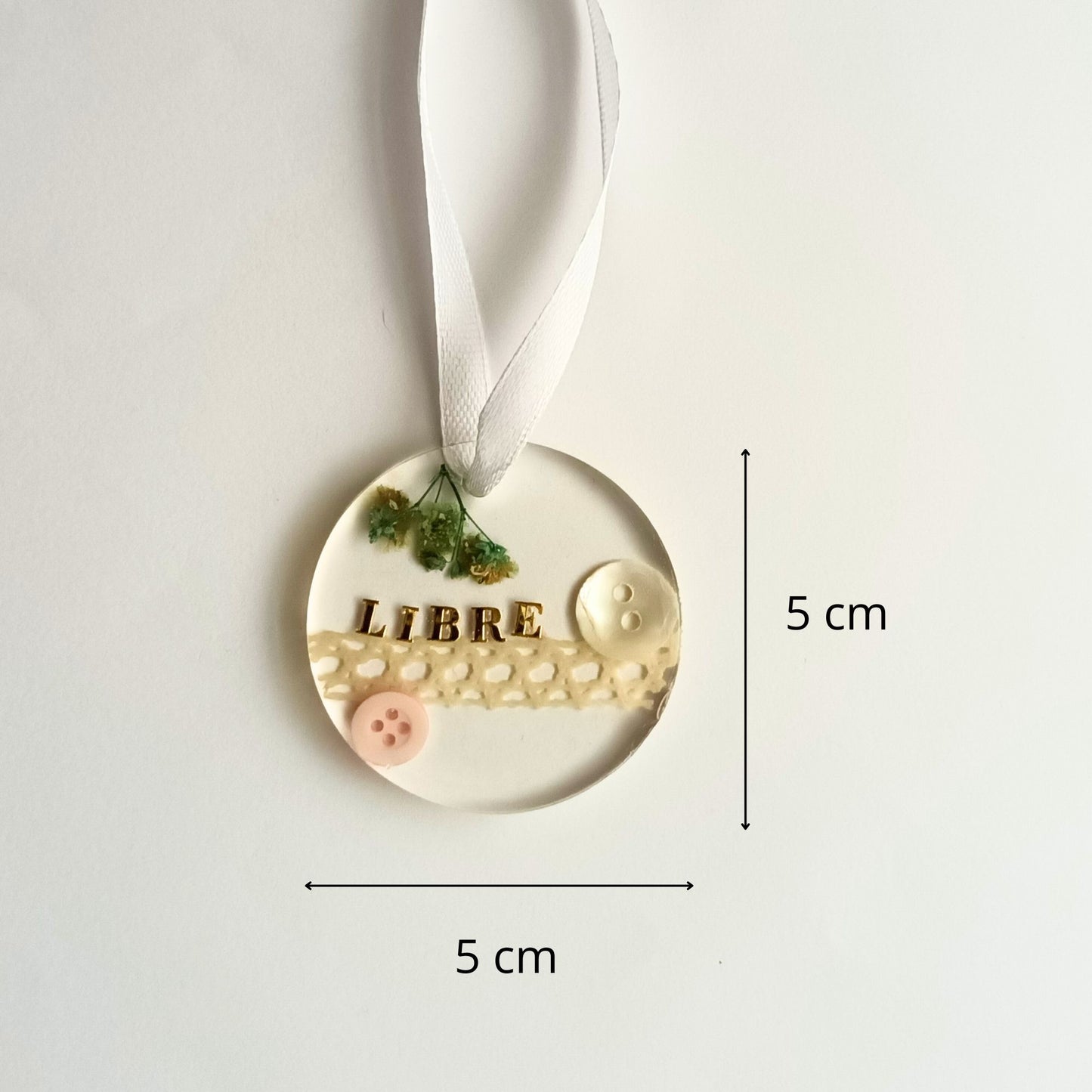 Suspension déco résine message positif boutons dentelle - Rond blanc minimaliste 5cm - Décoration artisanale unique fait main