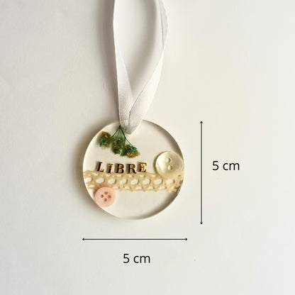 Suspension déco résine message positif boutons dentelle - Rond blanc minimaliste 5cm - Décoration artisanale unique fait main