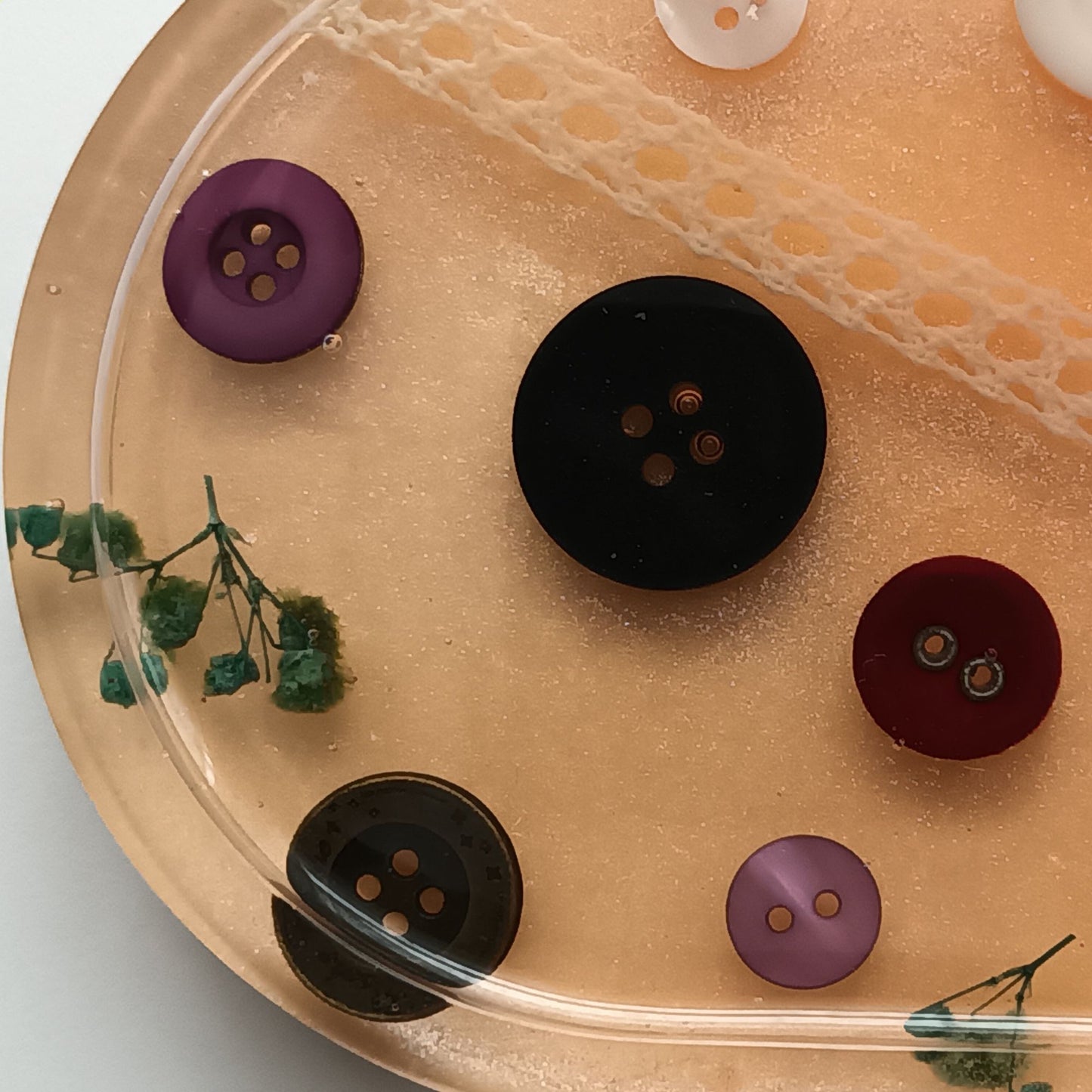 Vide-poche résine couture boutons vintage orange fleurs - Plateau ovale 18cm créatif - Accessoire artisanal unique fait main